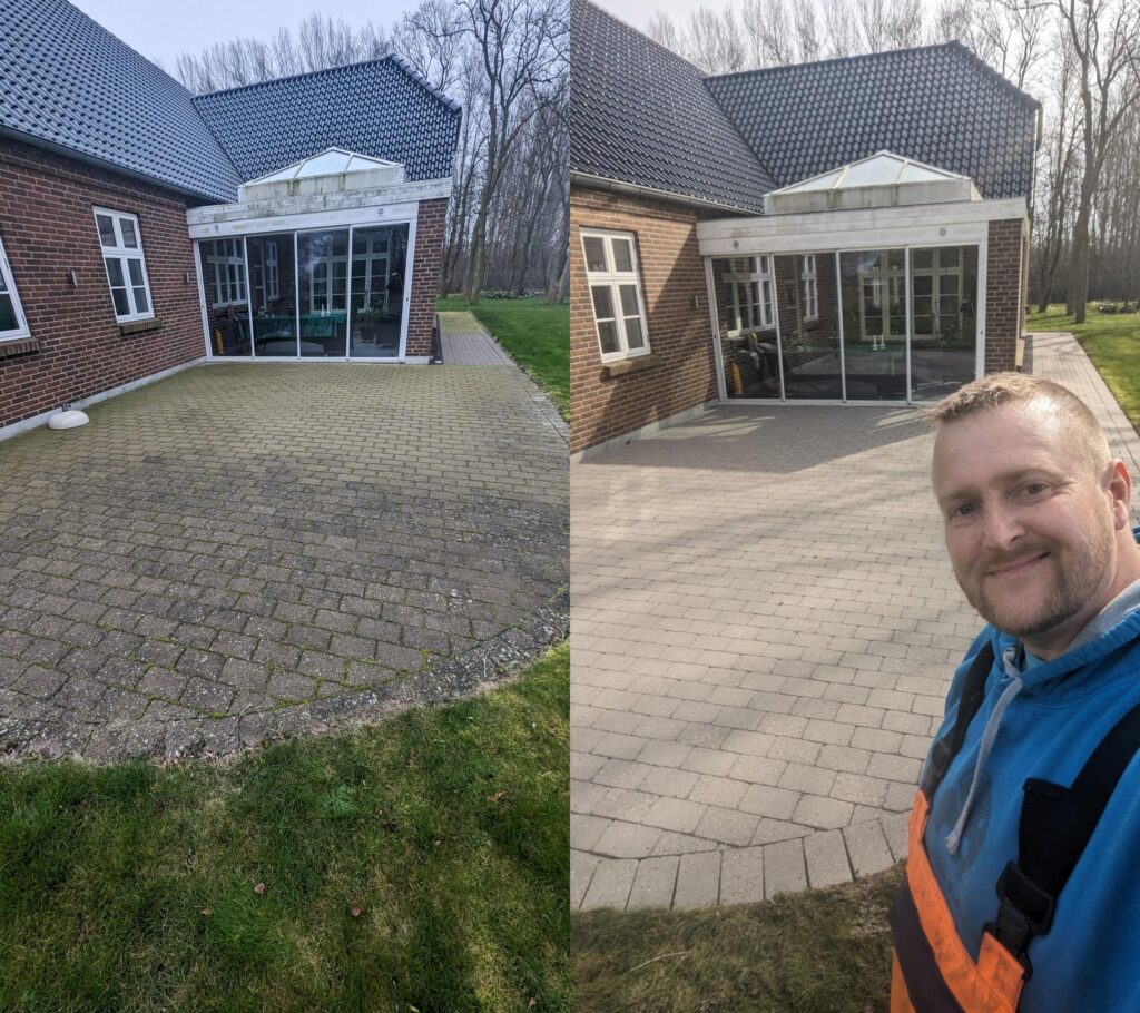 Før og efter billede af fliserensning ved en terrasse i Holbæk. Venstre side viser terrassen før rensning med alger og snavs, mens højre side viser et flot, rent resultat med lyse fliser og tilfreds medarbejder fra Ølgaards Fliserens.
